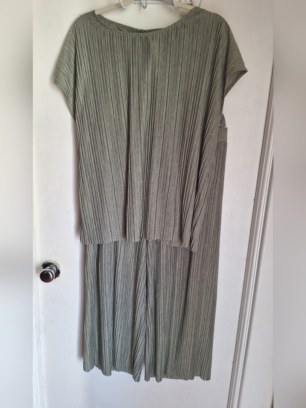 Olive Green Pleated  Set.  Size XL Petite Lightweight  Elastic Waist